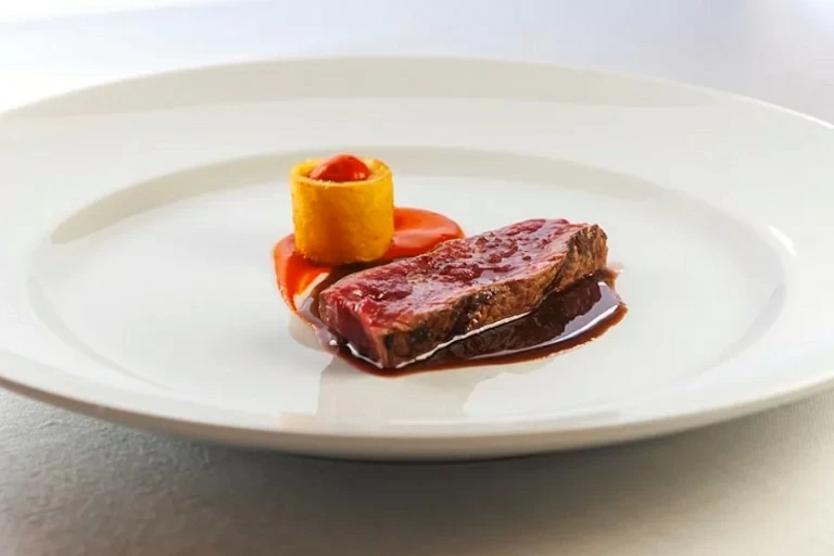 Sobrevolando en helicóptero una de las mejores bodegas del mundo y menú de alta cocina en su castillo